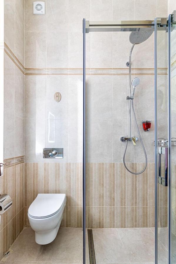 Rynok Square City Center Two Bedroom Apartment! Λβιβ Εξωτερικό φωτογραφία